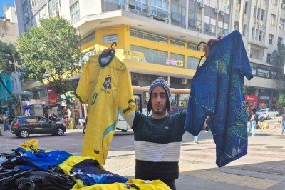 O uruguaio Victor Guadalupe comemora o aumento de 50% no faturamento de junho com as vendas da Copa, e, de certa forma, tamb&eacute;m torce pela Sele&ccedil;&atilde;o Brasileira -  (crédito: Jair Amaral/EM/D.A Press)