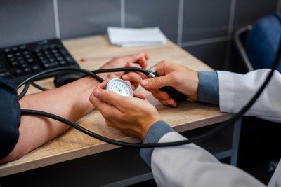 Segundo cardiologista, muitas vezes, hipertensos não apresentam sintomas até que ocorram complicações mais graves -  (crédito: FreePik/Magnific)