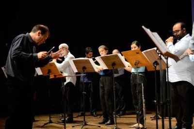 Orquestra Flutuar, com 20 integrantes regidos por Beto Sampaio, vai interpretar 13 composições de Hermeto Pascoal, na Sala Sergio Magnani
 -  (crédito: Pablo Pires/Divulgação)