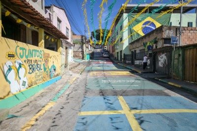 Moradores da rua Dinamarca pintaram as bandeiras de todas as seleções com todos os detalhes -  (crédito: Leandro Couri/Em/D.A Press)