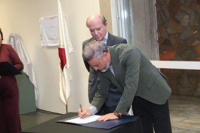 O presidente do Instituto Cultural Filarm&ocirc;nica, Wilson Brumer, e o secret&aacute;rio de Estado de Cultura e Turismo de Minas Gerais, Le&ocirc;nidas Oliveira, assinaram a renova&ccedil;&atilde;o do contrato durante solenidade da sede da Filarm&ocirc;nica -  (crédito: Marcos Vieira/EM/D.A.Press)