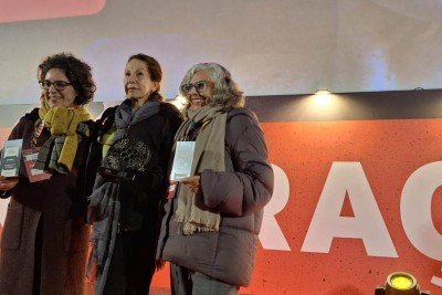 Helena Solberg (ao centro) recebeu o Troféu Vila Rica na abertura da 21° Mostra de Cinema de Ouro Preto (CineOP) -  (crédito: Lucas Lanna Resende/EM/D.A. Press)