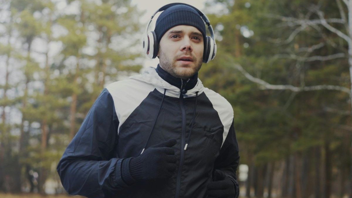 Adaptar o vestu&aacute;rio &eacute; fundamental para manter a rotina de exerc&iacute;cios ao ar livre em baixas temperaturas. -  (crédito: Vitaly Gariev de Pexels)