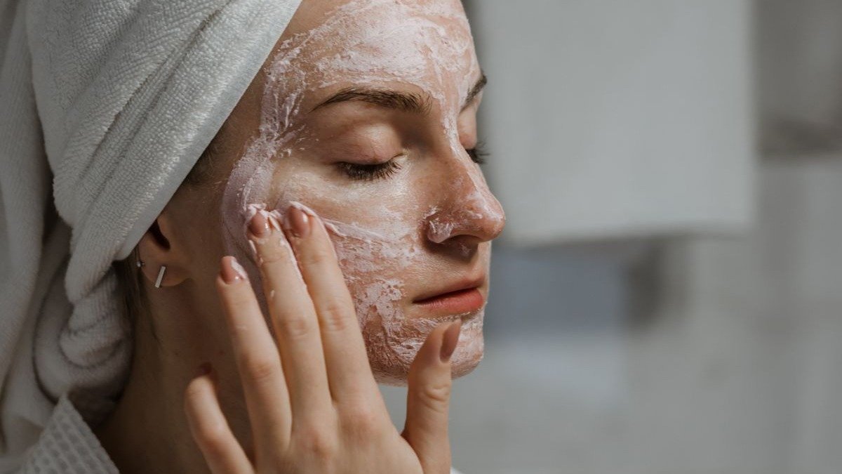 Ajustar o skincare &agrave; realidade clim&aacute;tica &eacute; essencial para manter a sa&uacute;de da pele, seja no frio ou calor, protegendo-a do ressecamento. -  (crédito: Polina de Pexels)