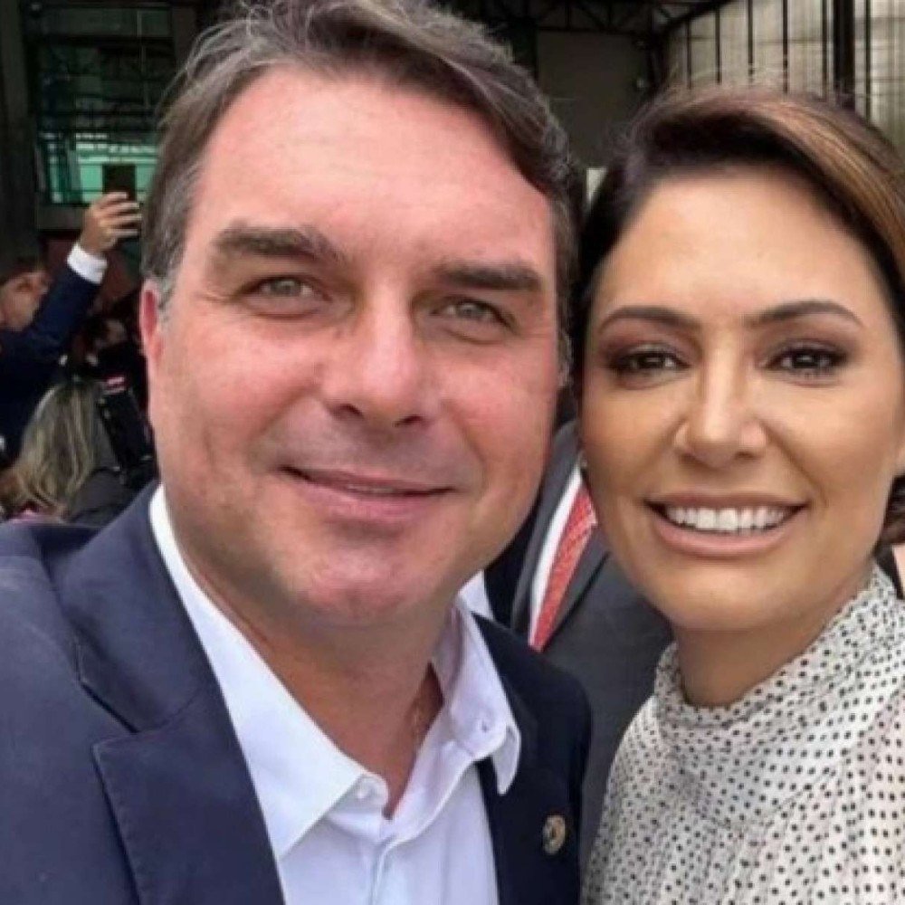 Flávio Bolsonaro já admite ausência de Michelle na campanha