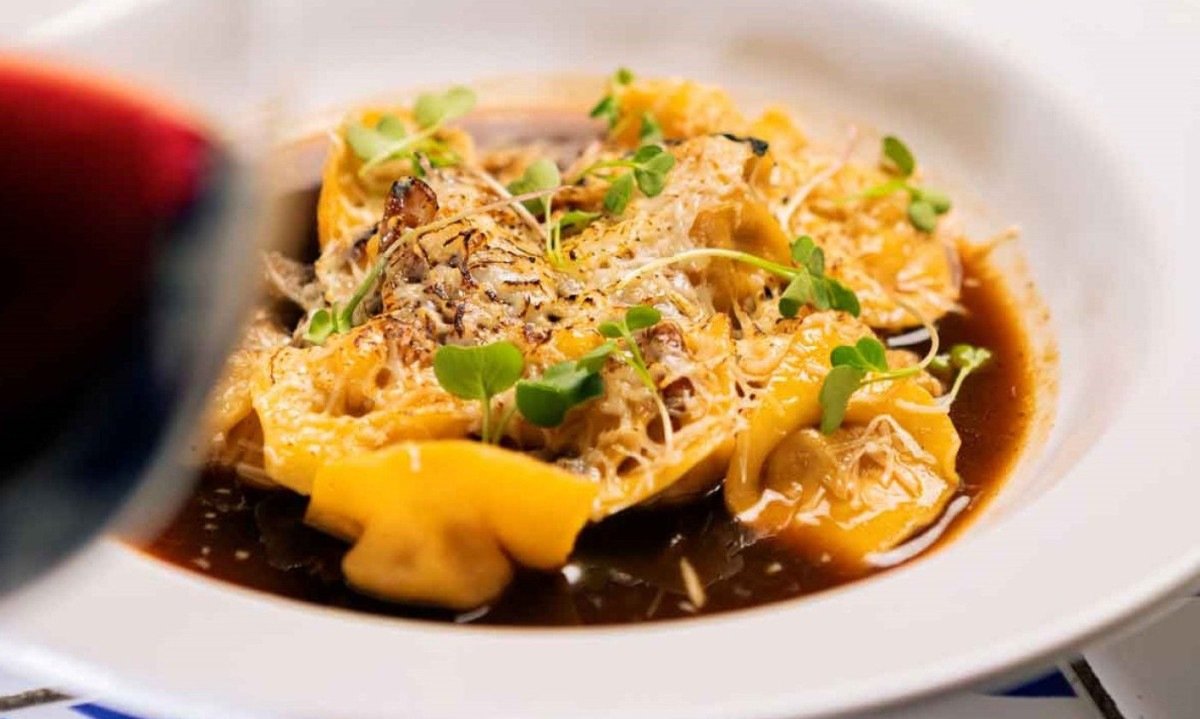 Capeletti de carne e sopa de cebola 