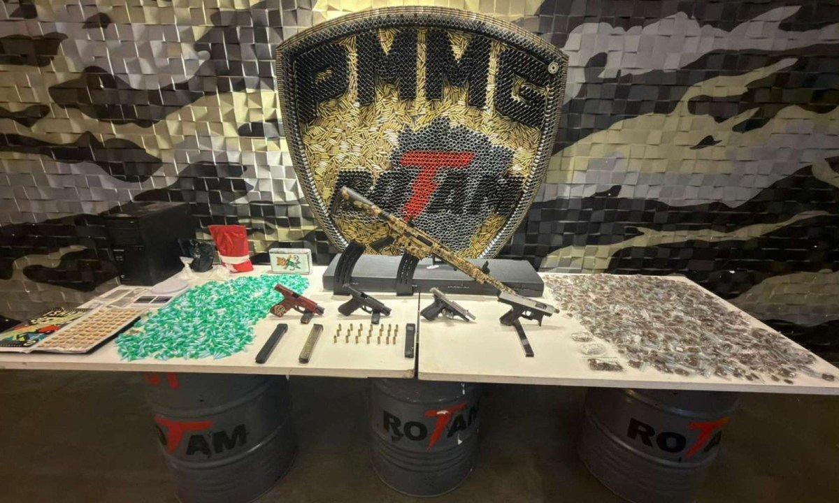 Foram aprendidas uma espingarda calibre 12, tr&ecirc;s pistolas de diferentes calibres e uma submetralhadora artesanal. A quantidade de drogas ainda estava sendo contabilizada.
