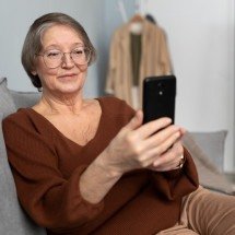 Biometria facial: um desafio para os idosos na era digital; como lidar  - Magnific/Freepik