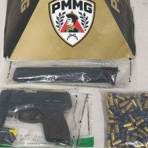 Jovem joga arma no lixo de posto de gasolina e é preso em cidade mineira - Polícia Militar / Divulgação