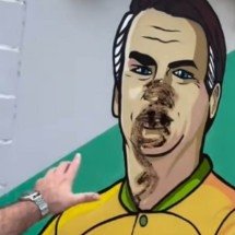 Mulher passa fezes de cachorro em mural de Bolsonaro - Instagram/Reprodução