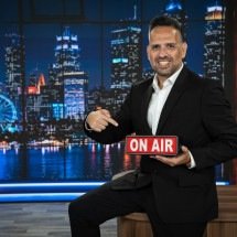 Jornalista comandará talkshow para brasileiros em TV nos EUA - DINO