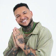Cantor cai do palco durante show em BH - Reprodu&ccedil;&atilde;o