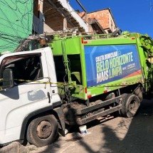 Caminhão de lixo permanece dentro de casa atingida em BH - Edésio Ferreira/EM/D.A.Press