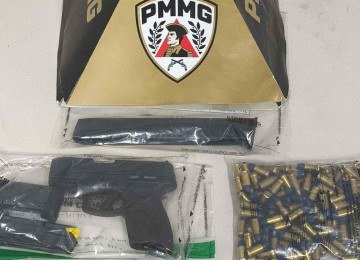 A arma e munições foram apreendidas pelos agentes de segurança -  (crédito: Polícia Militar / Divulgação)