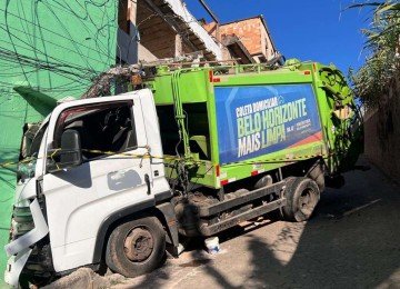 O caminhão de lixo continua na residência no Beco Espinosa, na Vila Novo São Lucas, Região Centro-Sul de Belo Horizonte -  (crédito: Edésio Ferreira/EM/D.A.Press)