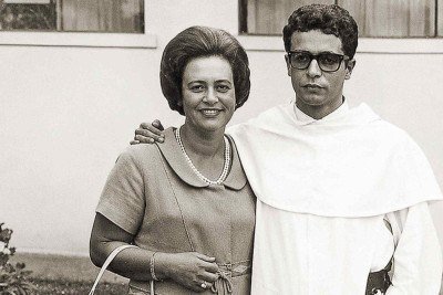 O jovem Frei Betto com a mãe, Stella Libânio Christo -  (crédito: CineOP/Divulgação)
