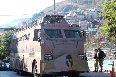 blindado da PM diante do Aglomerado da Serra, Centro-Sul de BH, durante Operação classificada como a maior da história contra facções em mg  -  (crédito: Edésio Ferreira/EM/D.A Press)