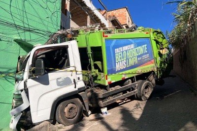 O caminhão de lixo continua na residência no Beco Espinosa, na Vila Novo São Lucas, Região Centro-Sul de Belo Horizonte -  (crédito: Edésio Ferreira/EM/D.A.Press)