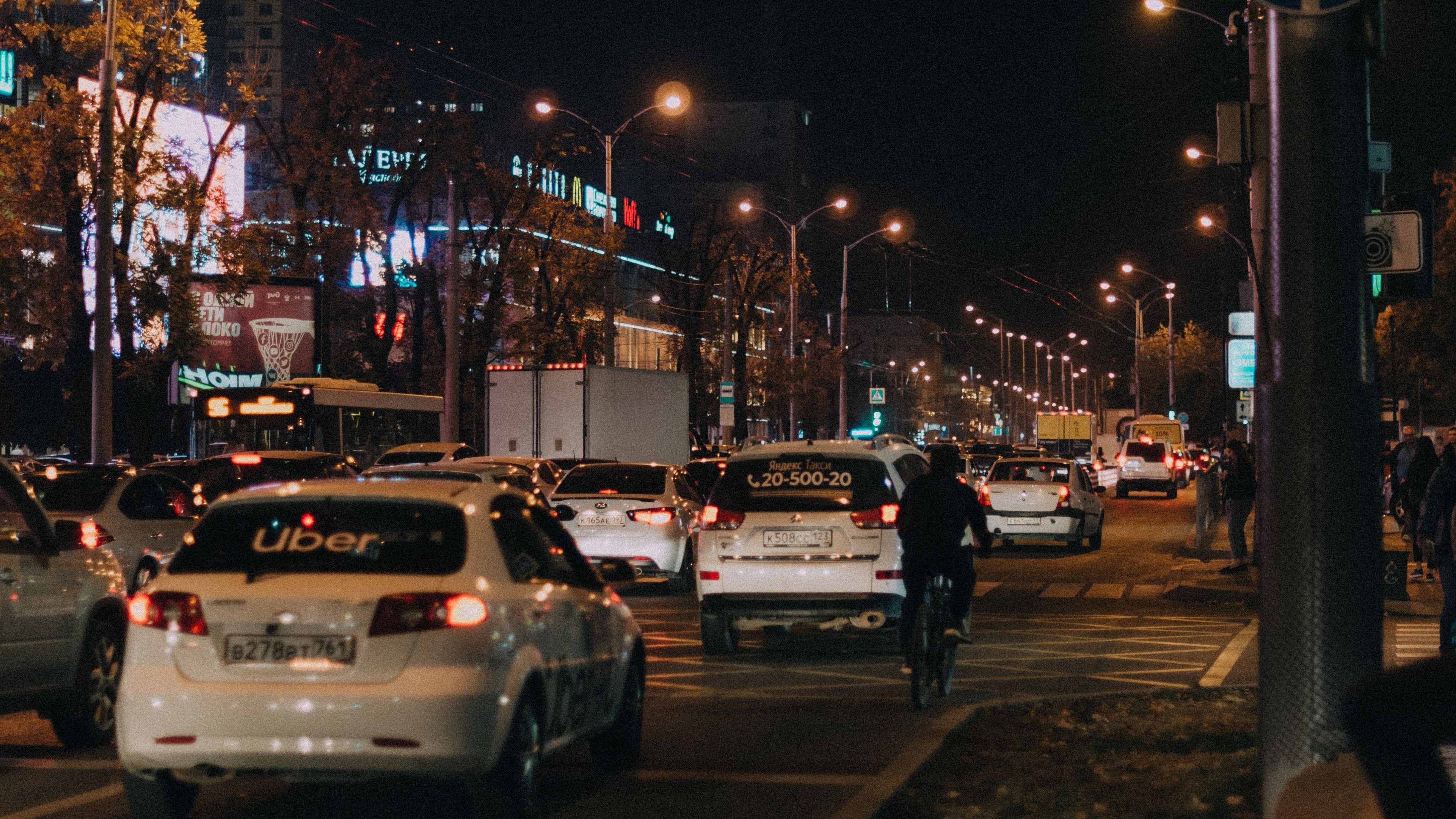 Carros de aplicativos de transporte em circula&ccedil;&atilde;o noturna destacam a presen&ccedil;a dessas plataformas no cotidiano urbano, refor&ccedil;ando a import&acirc;ncia dos recursos de seguran&ccedil;a. -  (crédito: Pexels)