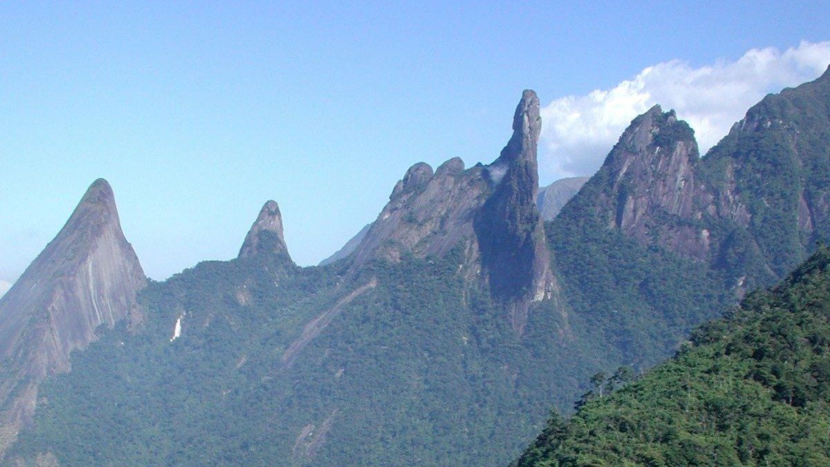 O ic&ocirc;nico Dedo de Deus, na Serra dos &Oacute;rg&atilde;os, em Teres&oacute;polis, &eacute; um dos atrativos do inverno na serra fluminense. -  (crédito: Andre Oliveira/Divulgacao)