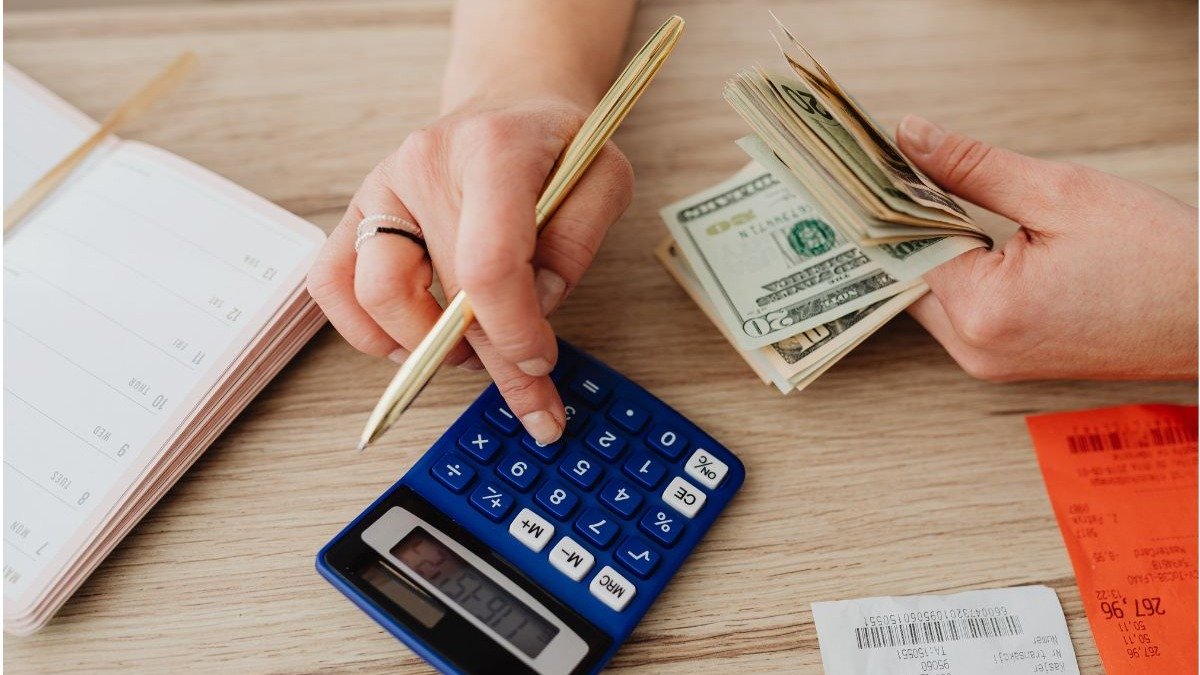 O controle de gastos e o planejamento financeiro s&atilde;o passos cruciais para fazer o sal&aacute;rio render e construir uma reserva. -  (crédito: Karola G de Pexels)
