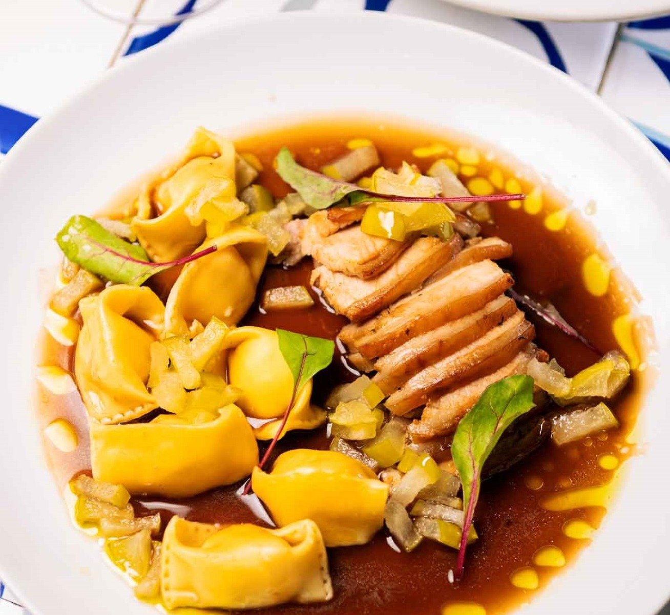 Barriga glaceada, agnolotti de provolone e compota de ma&ccedil;&atilde; verde  