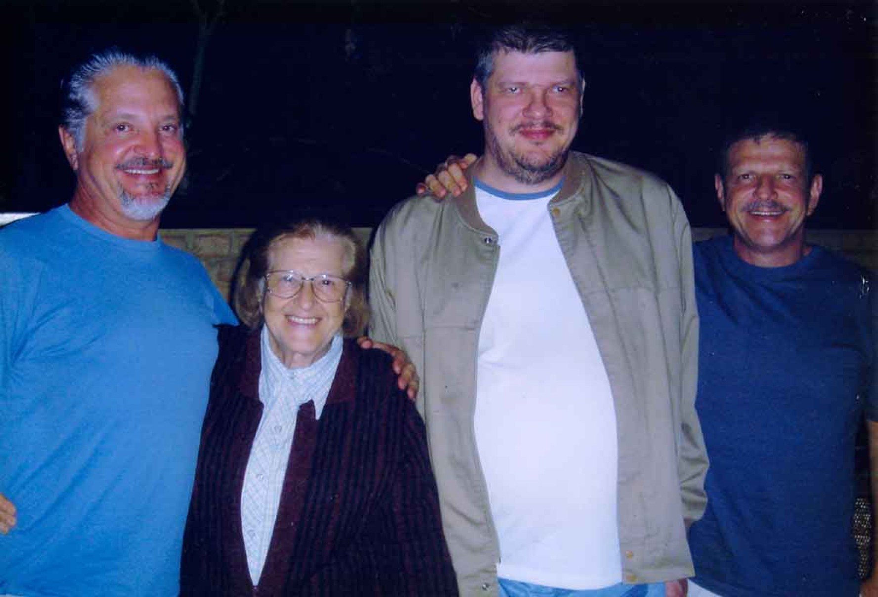 Ruth Birman com os filhos Jefferson, Vin&iacute;cius e Anderson