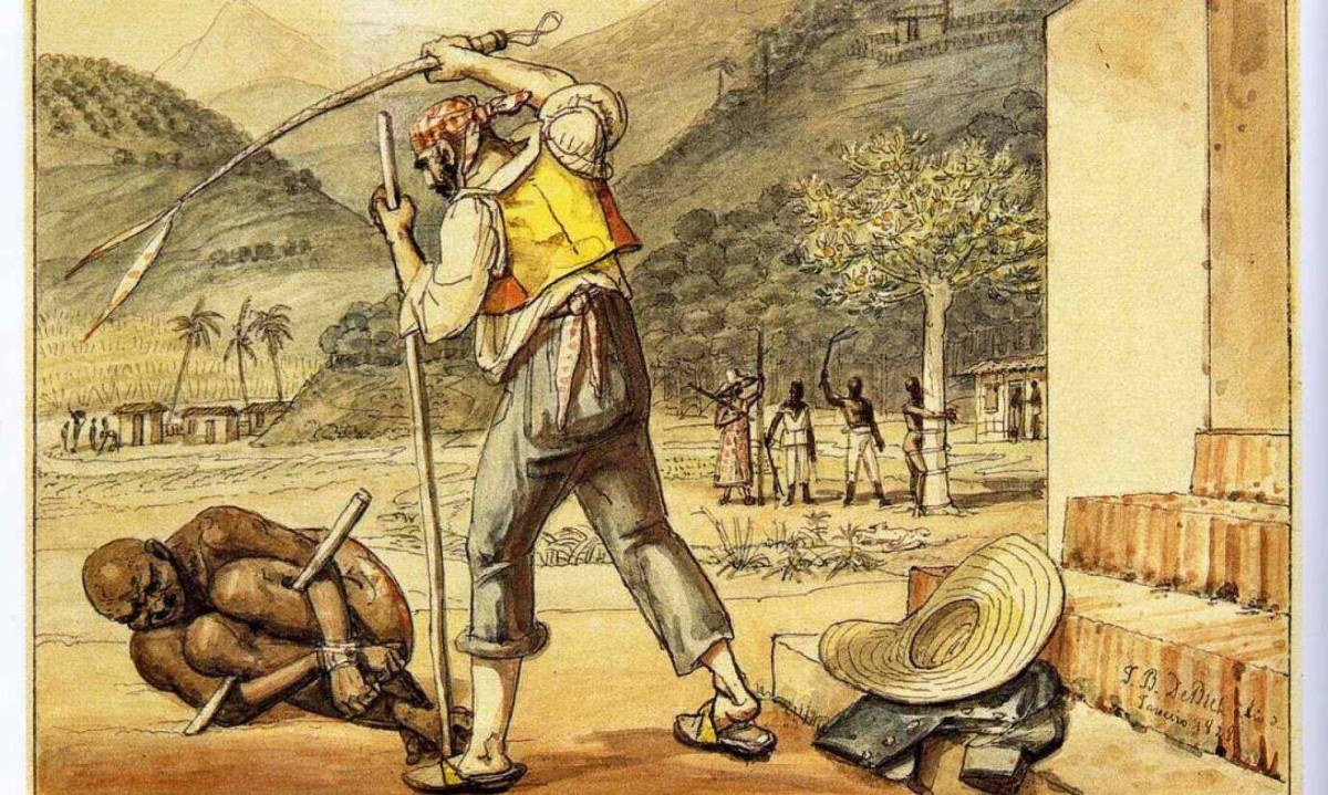 Figura de Debret mostra homem branco a&ccedil;oitando escravo amarrado no ch&atilde;o, cena ocorrida no Brasil