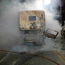 Incêndio atinge carreta na Grande BH - CBMMG
