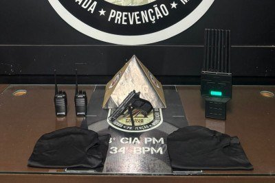 Além do veículo, também foram apreendidos rádios comunicadores e balaclavas -  (crédito: PMMG/Divulgação)