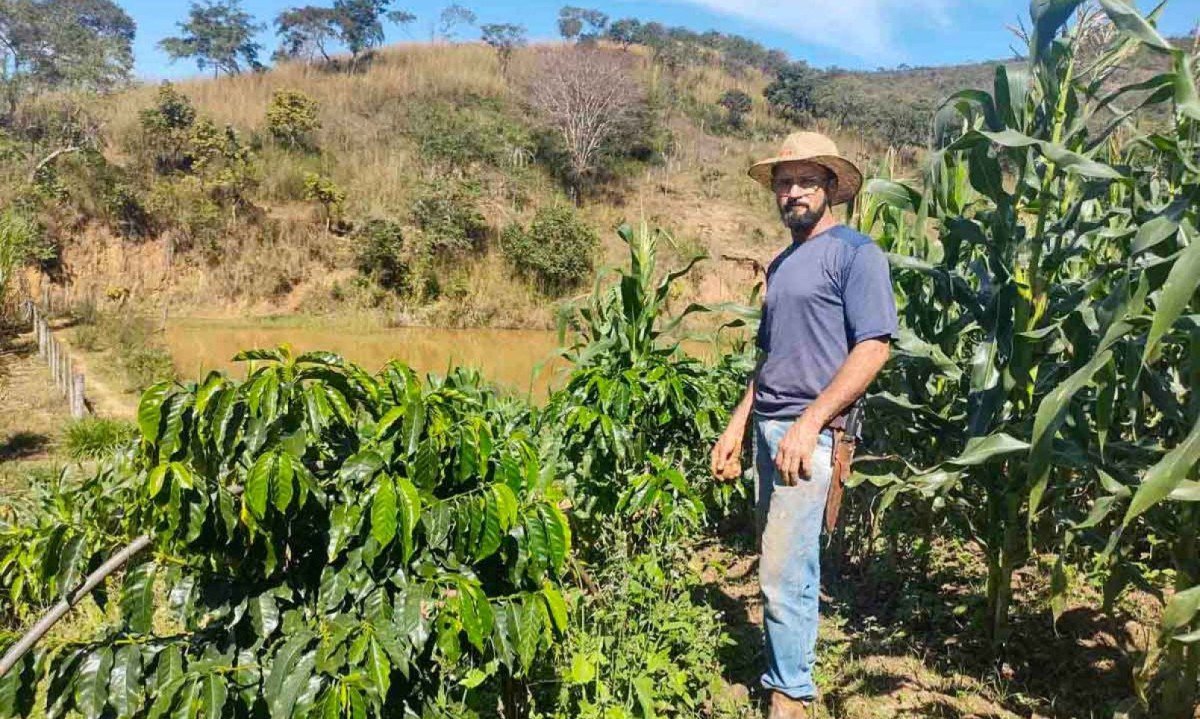 Aur&iacute;lio Pereira da Silva trabalhou em colheita de caf&eacute;, fazenda de gado e cria&ccedil;&atilde;o de peru at&eacute; comprar um peda&ccedil;o de terra e come&ccedil;ar a sua variada produ&ccedil;&atilde;o