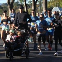 Veja fotos da 1° Maratona e 17° Meia Internacional de Belo Horizonte - Ed&eacute;sio Ferreira/EM/D.A. Press