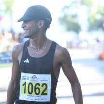 Carioca dispara na reta final e vence maratona na Pampulha - Edésio Ferreira/EM.D.A. Press