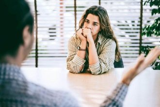 Como identificar um 'narcisista dissimulado' — e o que fazer se for seu colega de trabalho