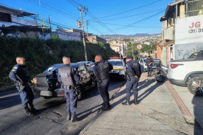 Suspeitos simulam acidente, furtam carro e são presos pela Guarda Municipal -  (crédito: Guarda Municipal)