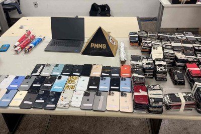 Mais de 500 itens como celulares, peças e carcaças foram apreendidas -  (crédito: PMMG)