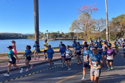 O percurso da prova foi desenhado para unir velocidade, baixo n&iacute;vel de altimetria e apelo tur&iacute;stico. O trajeto percorreu toda a Lagoa da Pampulha, um dos principais cart&otilde;es-postais da capital -  (crédito: Ed&eacute;sio Ferreira/EM/D.A. Press)