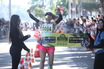 A paulista Eulália Santos, de 45 anos, cumpriu a promessa de voltar a correr em BH e venceu neste domingo (28/6) mais uma maratona na capital mineira -  (crédito: Edésio Ferreira/EM.D.A. Press)