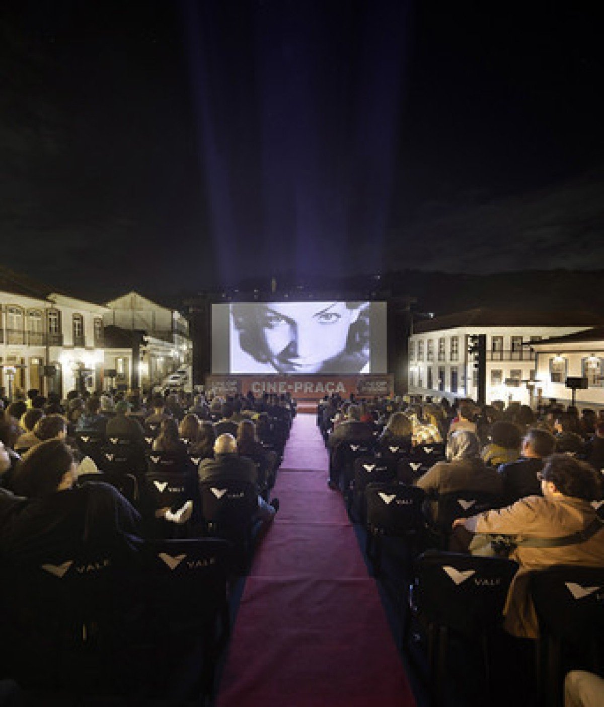 Exibi&ccedil;&atilde;o do document&aacute;rio 'Carmen Miranda: Bananas is my business', de Helena Solberg, na 21&ordf; Mostra de Cinema de Ouro Preto (CineOP)