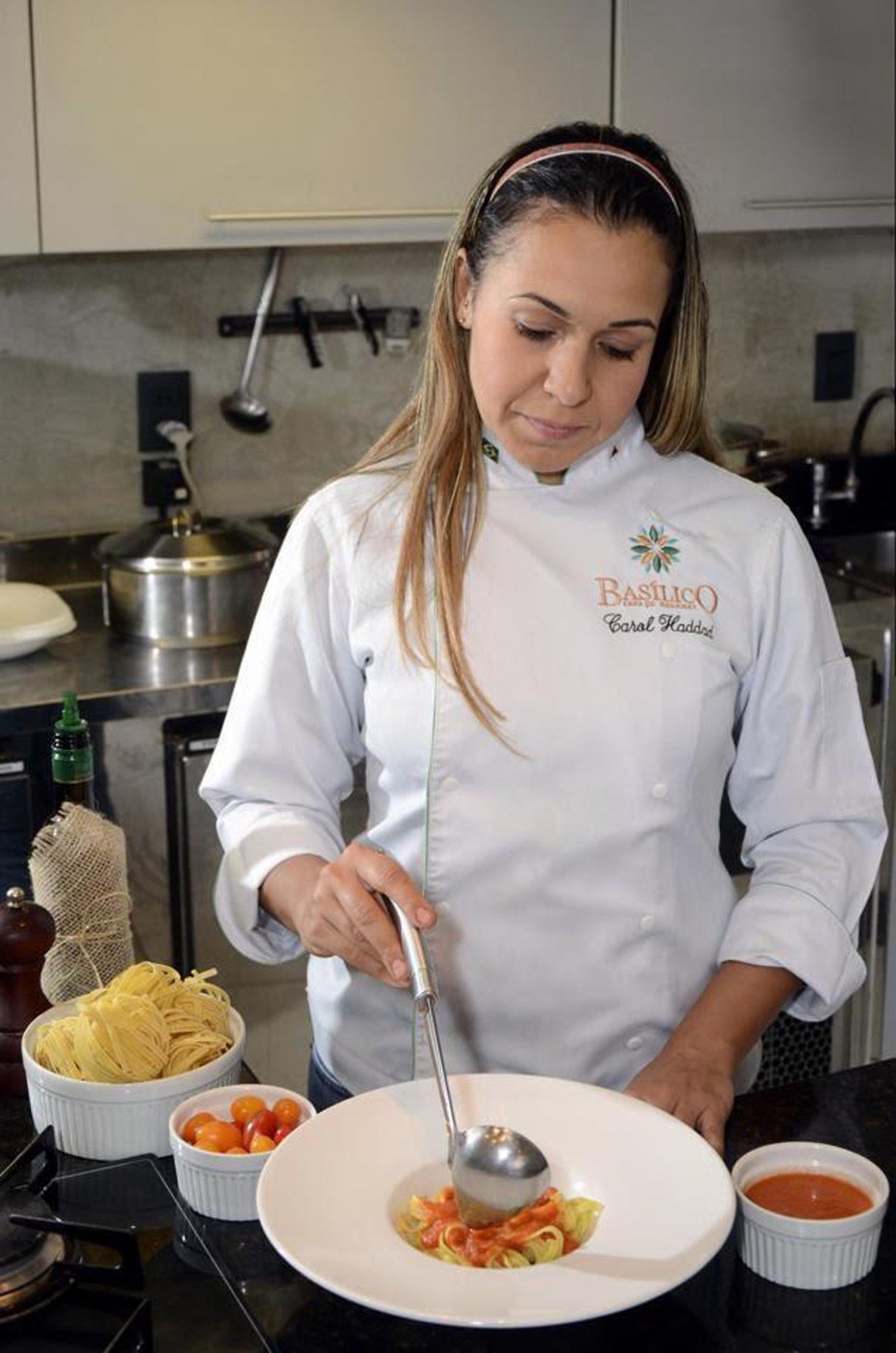 "Aprendemos a valorizar o caldo como protagonista, e n&atilde;o como uma &aacute;gua que sobra no fundo da tigela", diz Carol Haddad, produtora gastron&ocirc;mica e professora do UniBH em parceria com a Le Cordon Bleu
