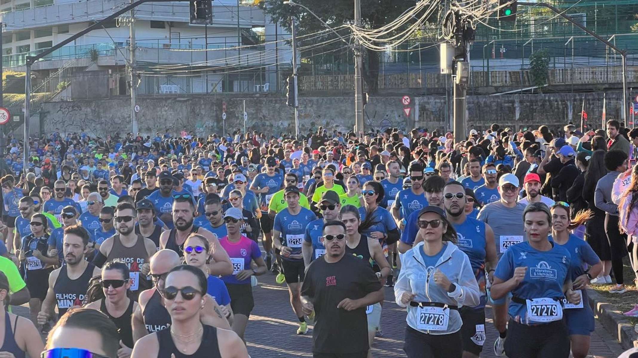 Cerca de 16 mil atletas profissionais e amadores tomaram as ruas da capital na manh&atilde; deste domingo (28/6) na 1&ordm; Maratona e 17&ordm; Meia Internacional de BH 