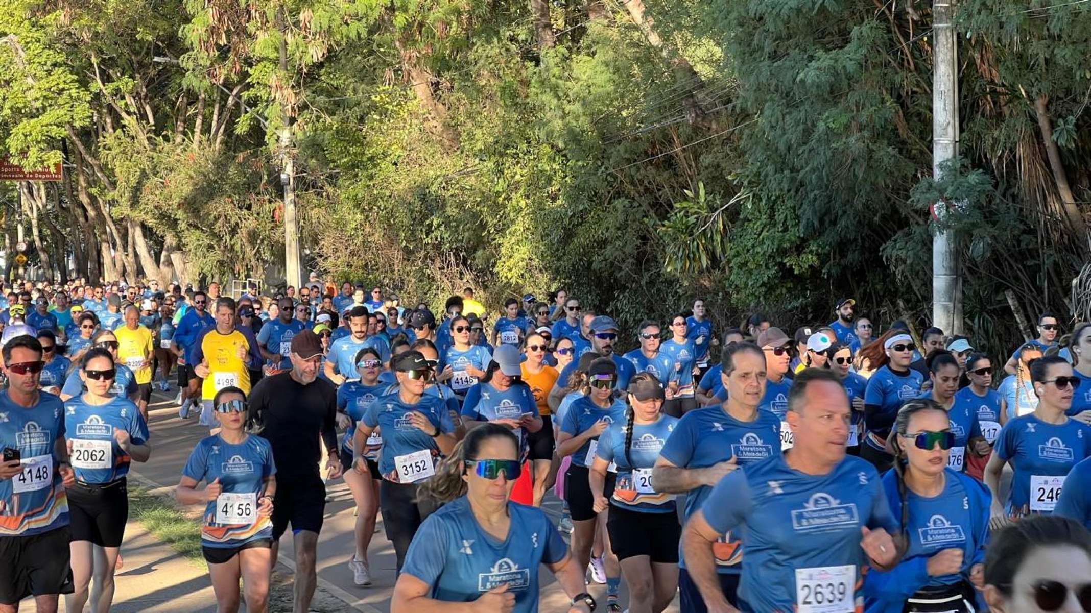 Atletas da maratona e meia percorreram toda a Lagoa da Pampulha, um dos principais cartões-postais da capital