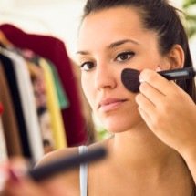 Testamos: qual a melhor blindagem para fazer a maquiagem durar mais? - FreePik