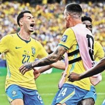 Brasil faz péssimo jogo, mas vence de virada e chega às oitavas