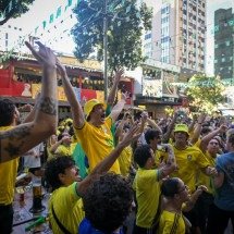 Do sufoco à festa: Brasil vira sobre o Japão e agita a torcida na Savassi - Leandro Couri/EM/D.A. Press