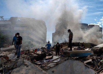 Ainda em busca de sobreviventes ap&oacute;s dois terremotos na Venezuela, bombeiros brasileiros enfrentam desafios extremos.      -  (crédito:  AFP)