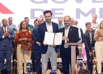 Mateus Simões oficializou a nomeação de Tadeu Martins Leite para o Tribunal de Contas durante solenidade de transferência simbólica da capital para Montes Claros. -  (crédito: Cristiano Machado/Governo de Minas)