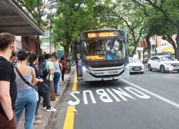 Implantação da faixa exclusiva para ônibus que conecta Avenida Cristóvão Colombo (foto), Praça da Liberdade e Avenida João Pinheiro foi a primeira entrega do programa firmado com o governo federal, que totaliza R$ 139,4 milhões]

 -  (crédito: Marcos Vieira /EM/DA. Press)