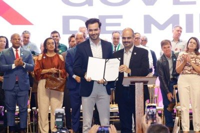 Mateus Simões oficializou a nomeação de Tadeu Martins Leite para o Tribunal de Contas durante solenidade de transferência simbólica da capital para Montes Claros. -  (crédito: Cristiano Machado/Governo de Minas)