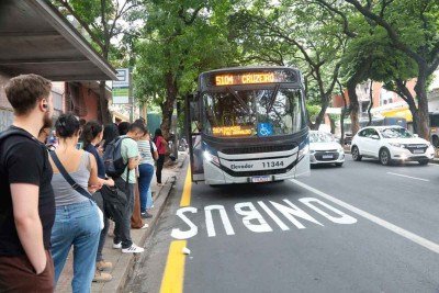 Implantação da faixa exclusiva para ônibus que conecta Avenida Cristóvão Colombo (foto), Praça da Liberdade e Avenida João Pinheiro foi a primeira entrega do programa firmado com o governo federal, que totaliza R$ 139,4 milhões]

 -  (crédito: Marcos Vieira /EM/DA. Press)